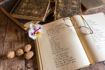 Brille, Orchidee, Tagebuch, Nüsse