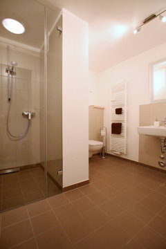 Kleines renoviertes Badezimer ( barrierefrei)