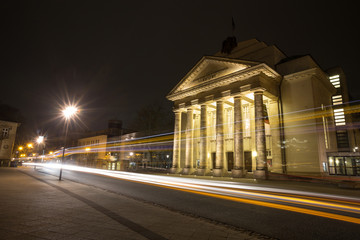 Fototapeta na wymiar theater detmold germany in the evening with traffic lights