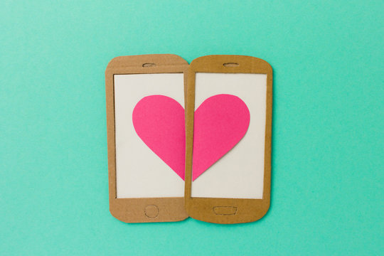 Mobile dating Konzept - Smartphone mit Herzen