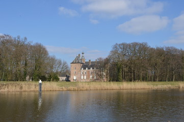 Fototapeta na wymiar Kasteel Laag Keppel aan de rivier de Oude IJssel