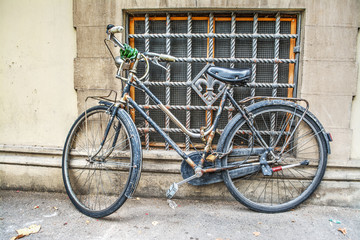 Fototapeta na wymiar old bicycle against a rustic wall