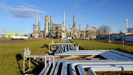 Chemiefabrik - Industrieanlage Raffinerie mit rohrleitungssystem // 
Chemical plant - industrial...