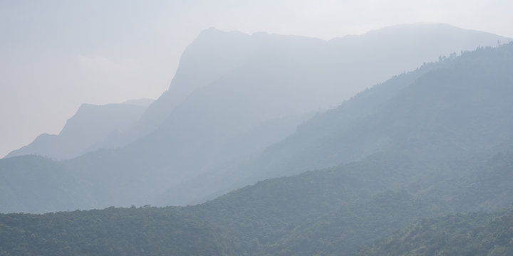 Fototapeta Mountains in mist, panoramic photo 1x2. Western Ghats, on the way to the plains of Tamilnad