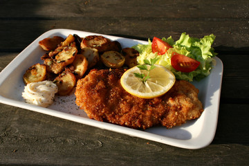 organisch, lifestyle, wiener schnitzel, bratkartoffeln, beilage, zitrone, shabby chic, modern neu
