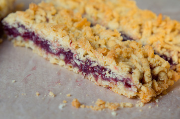 Raspberries crumble slices