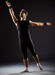 Obraz premium Young man training for ballet dances
