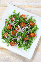 Salad with arugula, tomato and red onion