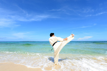 Fototapeta na wymiar 南国の美しいビーチで鍛える男性