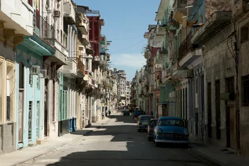 Zelfklevend Fotobehang Smalle straat - Oud Havana - Cuba © Adwo