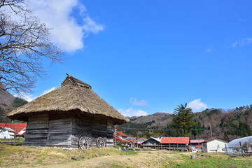 茅葺き屋根と青空
