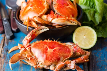 Crédence de cuisine en verre imprimé Crustacés Fruit de mer. Bol de crabes sur fond bleu en bois. Cuisine traditionnelle de la semaine sainte de Pâques en Amérique latine.
