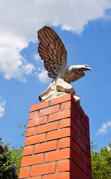Скульптура сокола в Москве