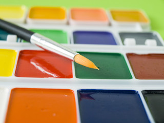 Акварельные яркие краски с кисточкой для рисования и творчества, крупным планом