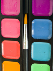 Акварельные яркие краски с кисточкой для рисования и творчества, крупным планом