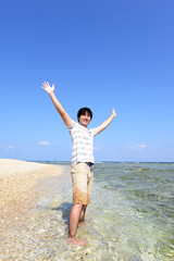 Obraz premium 沖縄の海でくつろぐ男性