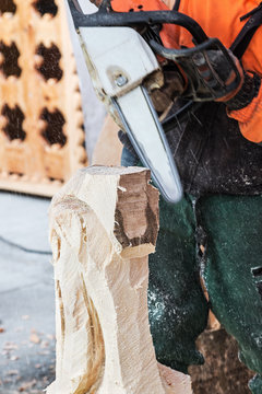 Chainsaw work for figural decoration log