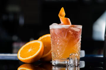 Papier Peint photo Lavable Cocktail Cocktail frais avec orange et glace. Boisson alcoolisée et non alcoolisée