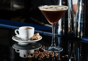 Crédence de cuisine en verre imprimé Cocktail Fresh coffee cocktail with coffee beans and espresso at the bar