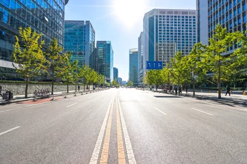 Photo sur Plexiglas Pékin route de la ville à travers des bâtiments modernes à pékin