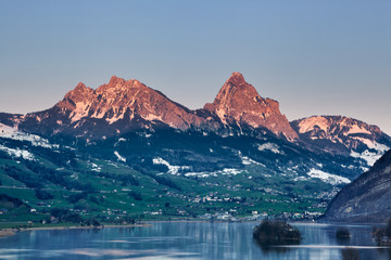 Lauerzersee mit grossem und kleinem Mythen in der Abendsonne, Insel Schwanau