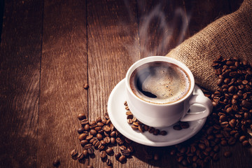 Tasse de grains de café en bois