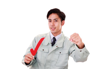 チェックマークを持つ笑顔の作業員