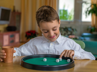 Kinder spielen mit Würfeln