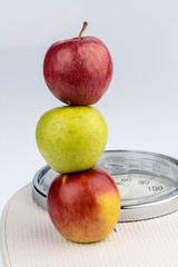 Äpfel auf einer Waage