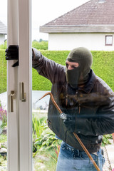 Einbrecher an einem Fenster