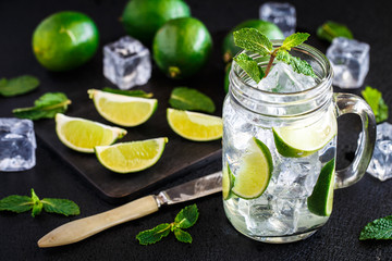 Drink with lime, mint and ice
