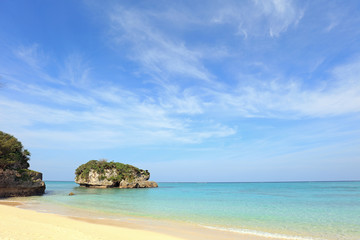 Fototapeta premium 美しい沖縄のビーチと夏空