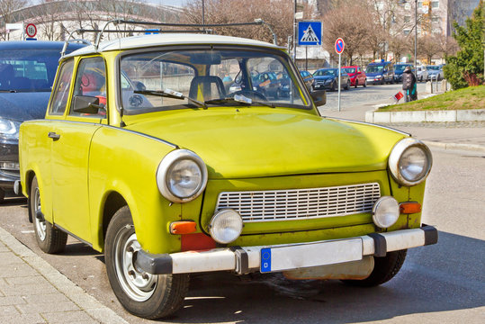 Alter gr&uuml;ner Trabi