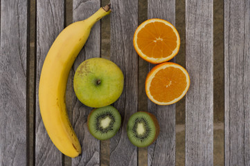 Fruits : banane, pomme, oranges et kiwis