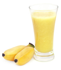 Banana juice with fresh bananas