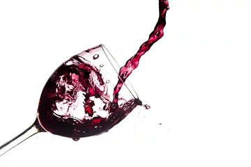 Papier Peint photo Vin Bicchiere di vino riempito con schizzi