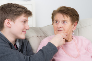 Enkelsohn umsorgt die Oma