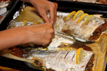 Запечённый карп с овощами