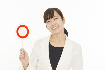 ○を出す女性　眼鏡　白シーツ　若い　笑顔