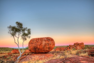 Karlu Karlu - Devils Marbles in outback Australia - obrazy, fototapety, plakaty