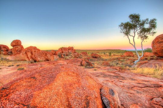 Fototapeta Karlu Karlu - Devils Marbles in outback Australia