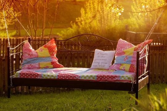 Bett im Garten bei Sonnenuntergang / Feierabend