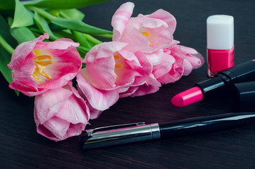 Obraz na płótnie Canvas Bouquet of pink tulips with women's accessories