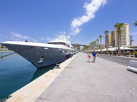 Megayacht leigt an der Promenade am Hafen von Malaga, Málaga, Andalusien,  Costa del Sol, Spanien
