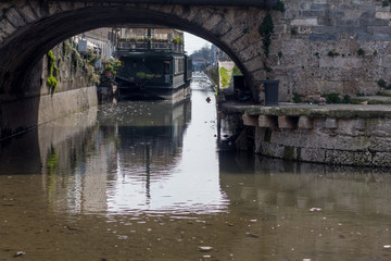 Fototapeta premium La Darsena a Milano lungo il Naviglio Grande