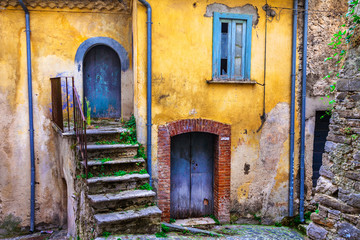 Fototapeta na wymiar pictorial abandoned old streets of Italian villages