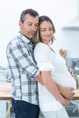 Obraz premium Pregnant couple in kitchen