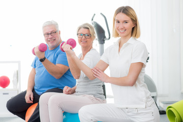 Obraz premium freundliche therapeutin gibt anleitung der übungen