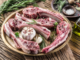 Raw lamb chops with garlic and herbs.