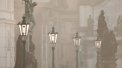 Fototapety  Lampy uliczne na Moście Karola o poranku Praga